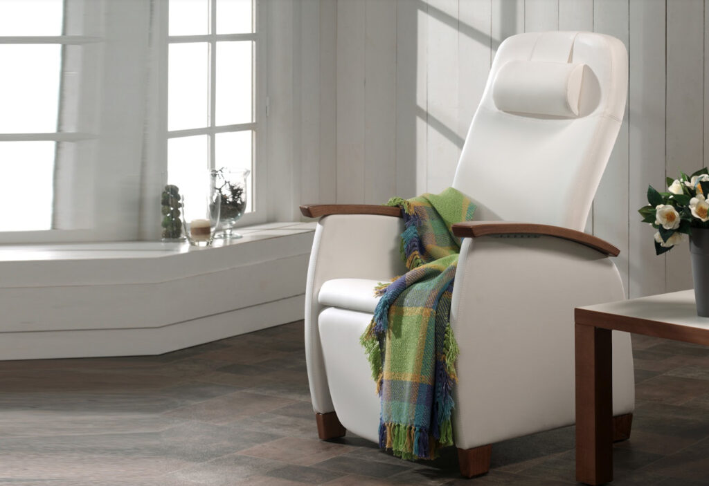 sillon blanco y mesilla