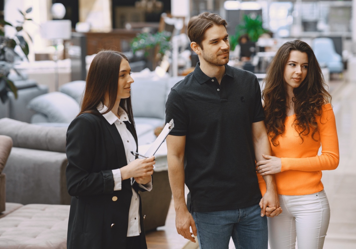 pareja mirando muebles